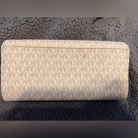 Michael Kors cream / white wallet - Picture 2 of 4